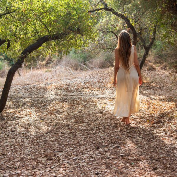 אישה ביער - לכתוב ולצלם את מי שאת באמת